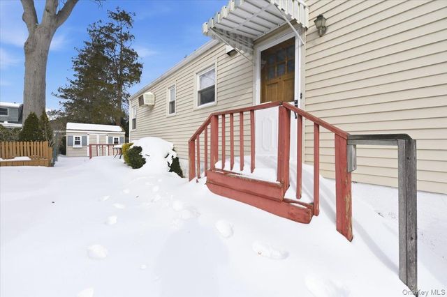 21 Chestnut Street, Massapequa, NY 11758