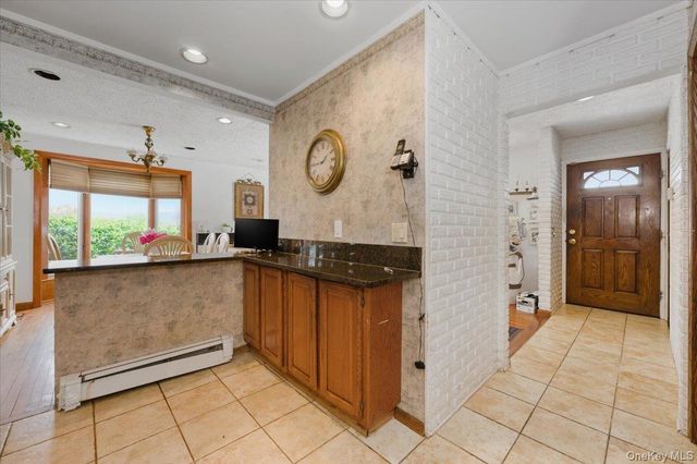 21 Chestnut Street, Massapequa, NY 11758