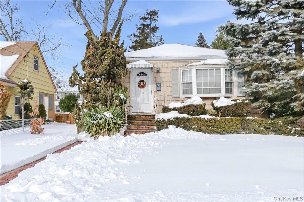 21 Chestnut Street, Massapequa, NY 11758