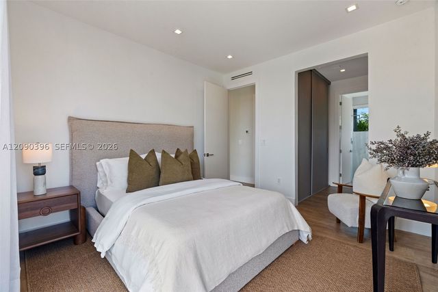 5701 N Bay Rd, Miami Beach, FL 33140