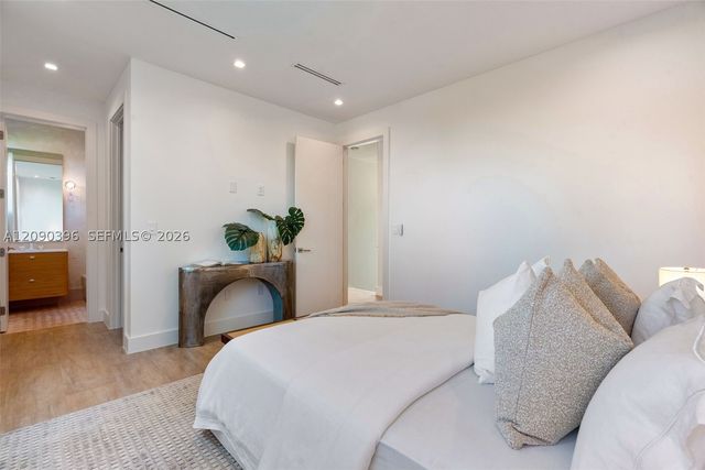 5701 N Bay Rd, Miami Beach, FL 33140