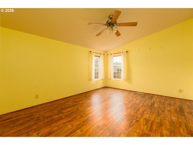 284 TROUT Loop 27, Roseburg, OR 97471