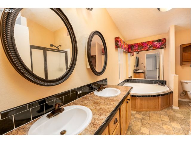 284 TROUT Loop 27, Roseburg, OR 97471