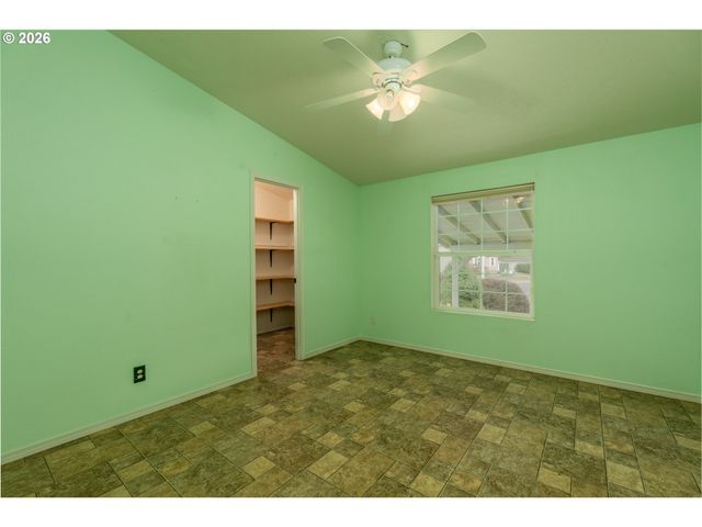 284 TROUT Loop 27, Roseburg, OR 97471