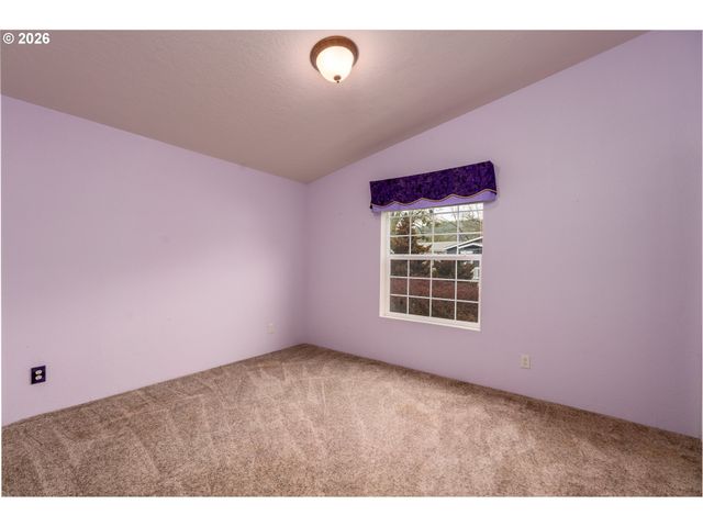 284 TROUT Loop 27, Roseburg, OR 97471