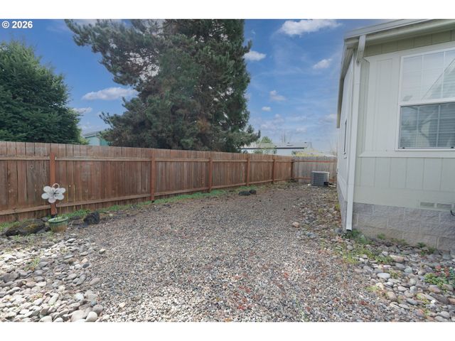 284 TROUT Loop 27, Roseburg, OR 97471