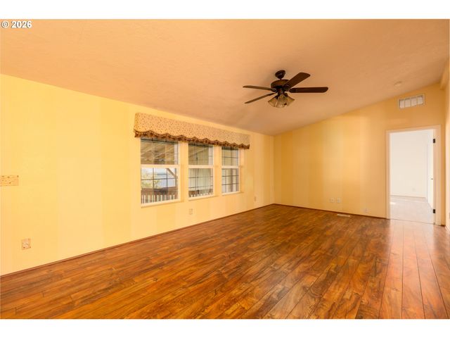 284 TROUT Loop 27, Roseburg, OR 97471