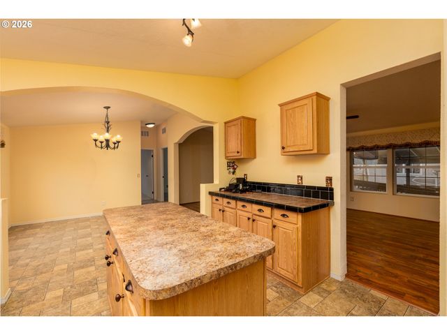 284 TROUT Loop 27, Roseburg, OR 97471