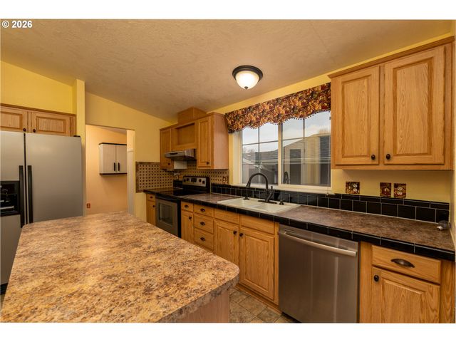 284 TROUT Loop 27, Roseburg, OR 97471