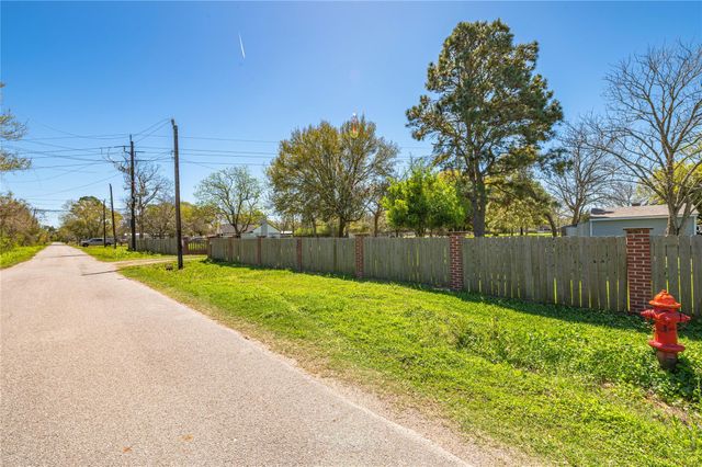 6009 Terrebonne Road, Hitchcock, TX 77563