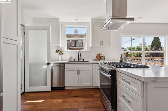 5618 Gaskill St, Oakland, CA 94608
