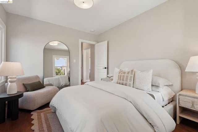 5618 Gaskill St, Oakland, CA 94608