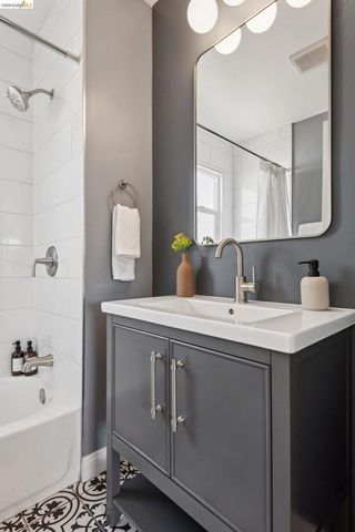 5618 Gaskill St, Oakland, CA 94608