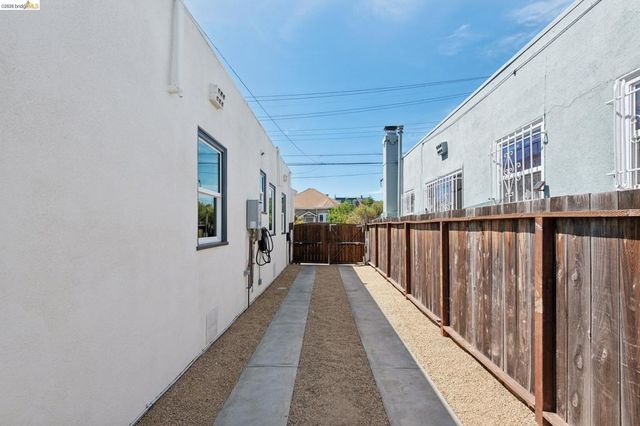 5618 Gaskill St, Oakland, CA 94608