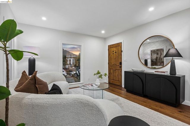 5618 Gaskill St, Oakland, CA 94608