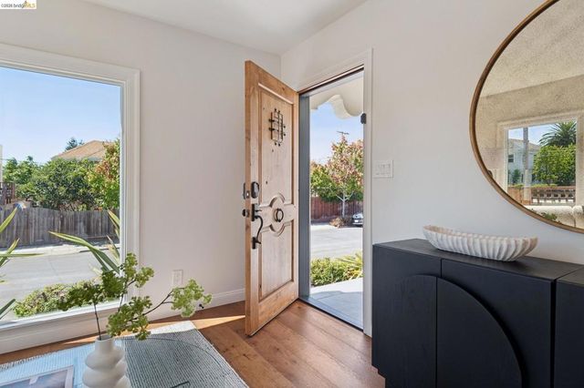 5618 Gaskill St, Oakland, CA 94608