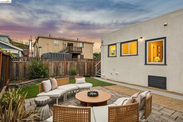 5618 Gaskill St, Oakland, CA 94608