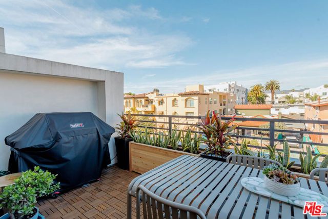 5014 Rosewood Avenue, Los Angeles, CA 90004