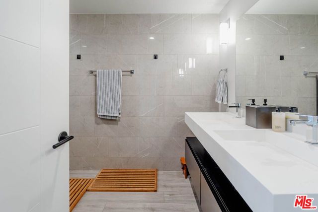 5014 Rosewood Avenue, Los Angeles, CA 90004