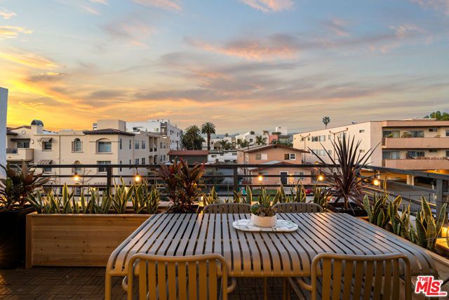 5014 Rosewood Avenue, Los Angeles, CA 90004