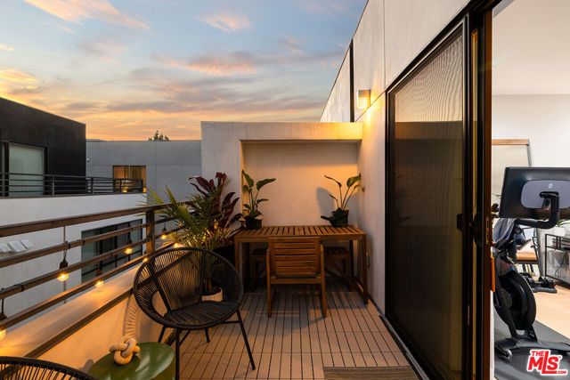 5014 Rosewood Avenue, Los Angeles, CA 90004