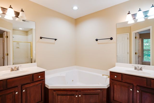 100 Carriage Ct, Brentwood, TN 37027