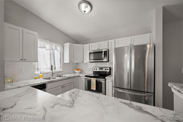 1108 Lake Park Drive, Grand Blanc, MI 48439