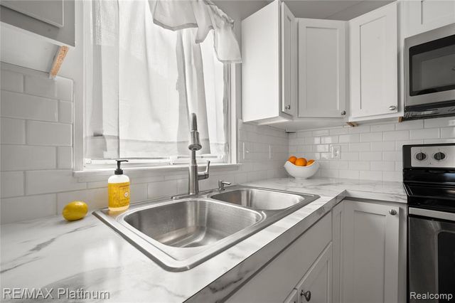 1108 Lake Park Drive, Grand Blanc, MI 48439