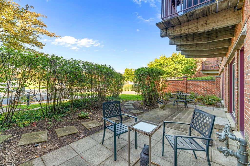 431 Kelburn Road 116, Deerfield, IL 60015 — photo 2
