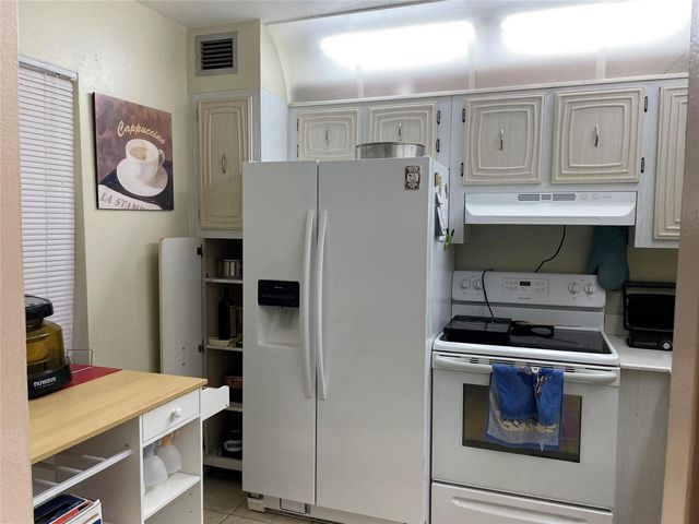2821 Somerset Drive 118, Lauderdale Lakes, FL 33311