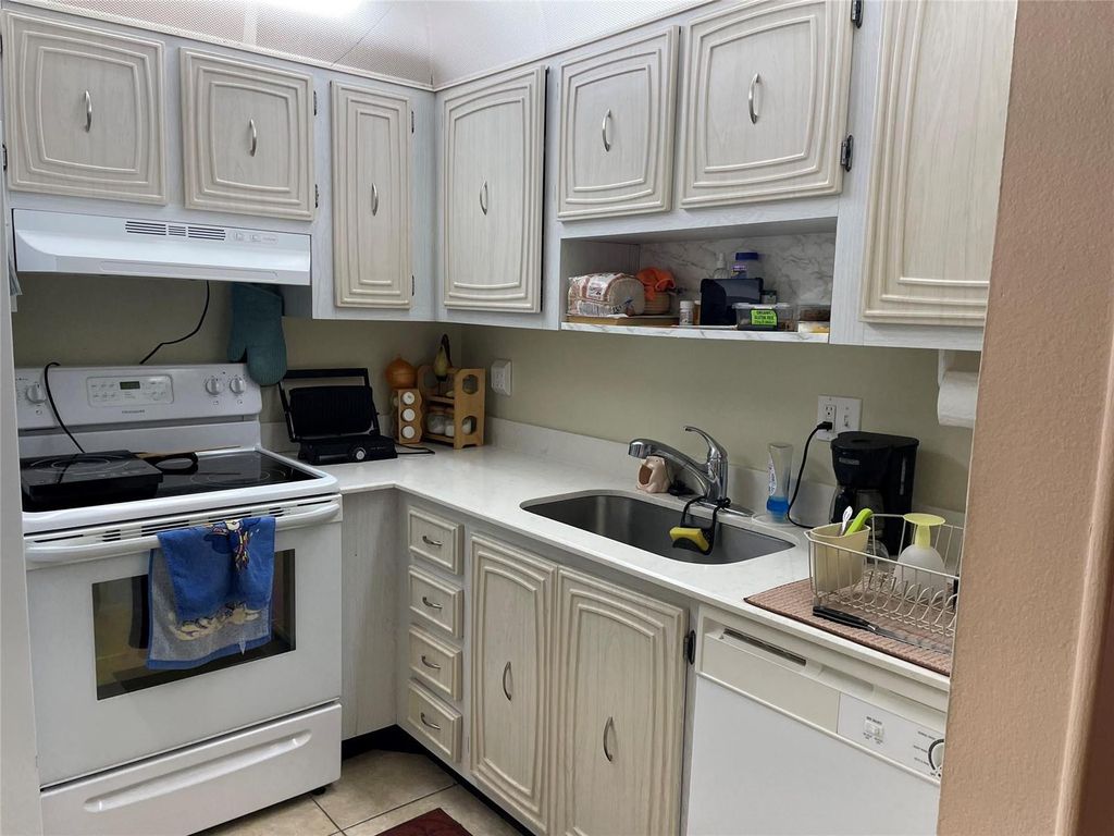 2821 Somerset Drive 118, Lauderdale Lakes, FL 33311