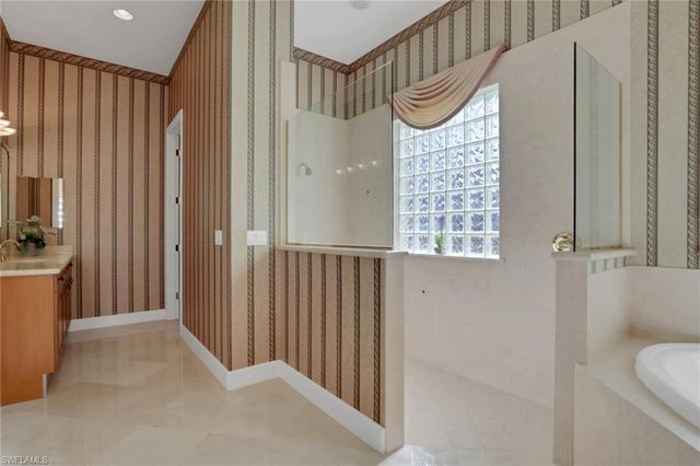 904 Glen Lake CIR, Naples, FL 34119