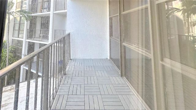 800 Parkview Dr 323, Hallandale Beach, FL 33009