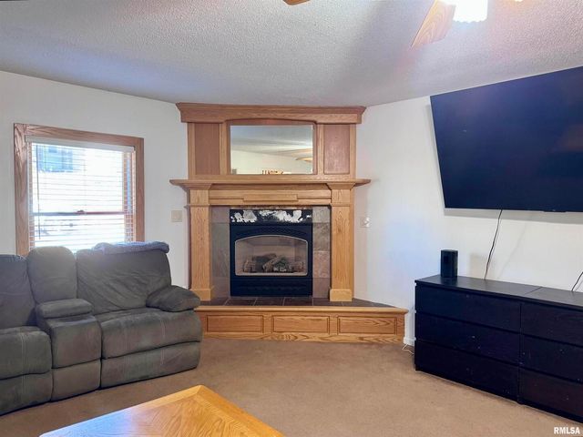 2711 N 2ND Street, Clinton, IA 52732