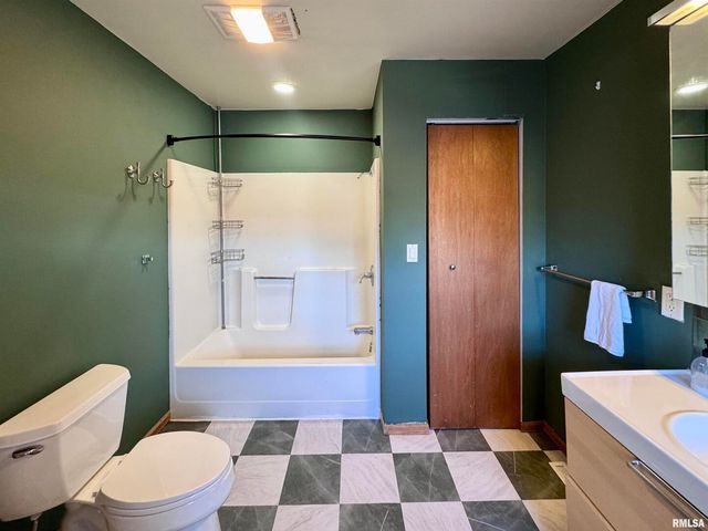 2711 N 2ND Street, Clinton, IA 52732