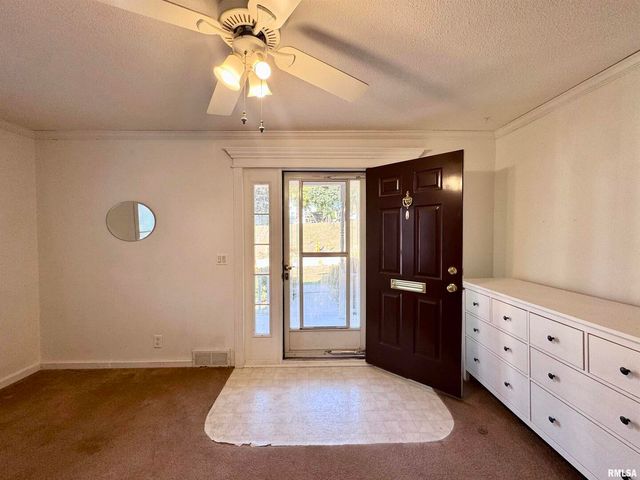 2711 N 2ND Street, Clinton, IA 52732