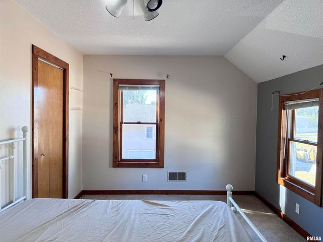 2711 N 2ND Street, Clinton, IA 52732