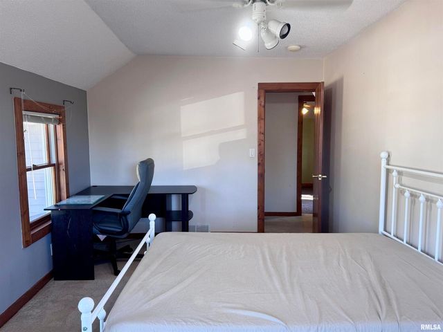 2711 N 2ND Street, Clinton, IA 52732