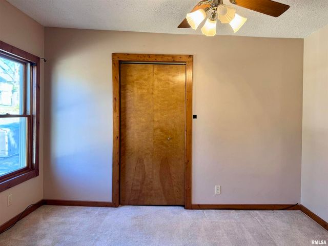 2711 N 2ND Street, Clinton, IA 52732