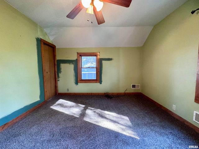 2711 N 2ND Street, Clinton, IA 52732