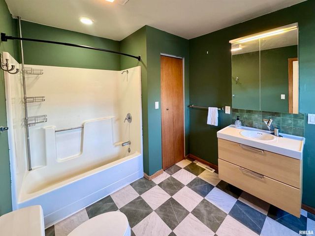 2711 N 2ND Street, Clinton, IA 52732