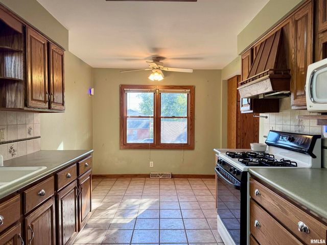 2711 N 2ND Street, Clinton, IA 52732