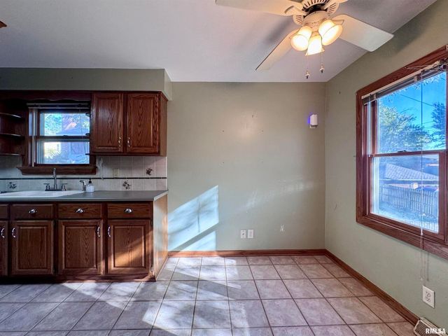 2711 N 2ND Street, Clinton, IA 52732