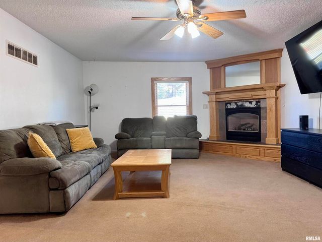 2711 N 2ND Street, Clinton, IA 52732