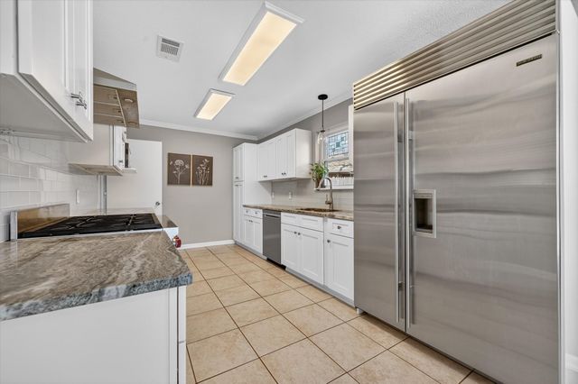 2215 Shady Meadow Court, Arlington, TX 76013