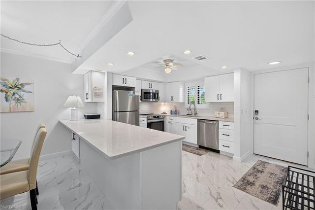 1919 Olde Middle Gulf DR 102, Sanibel, FL 33957