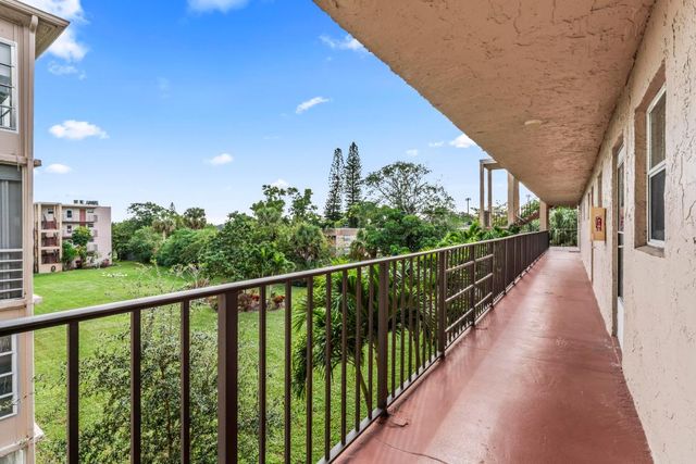 225 Bonnie Boulevard 302, Palm Springs, FL 33461