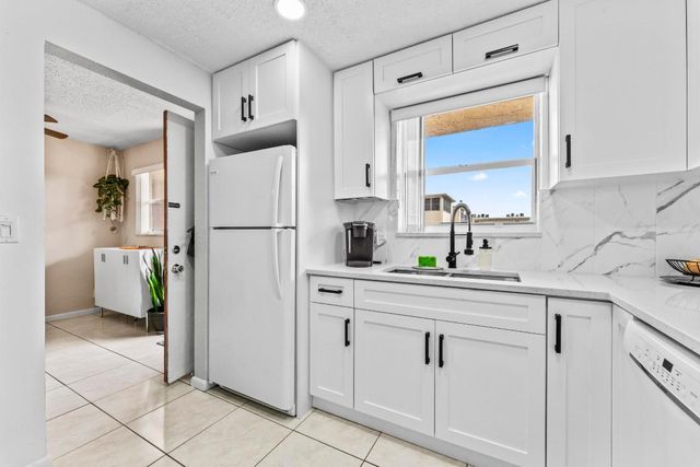 225 Bonnie Boulevard 302, Palm Springs, FL 33461