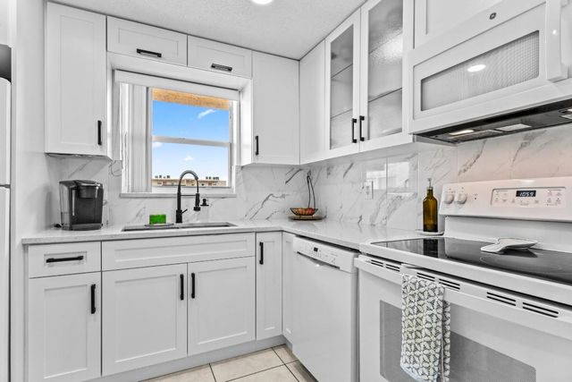 225 Bonnie Boulevard 302, Palm Springs, FL 33461