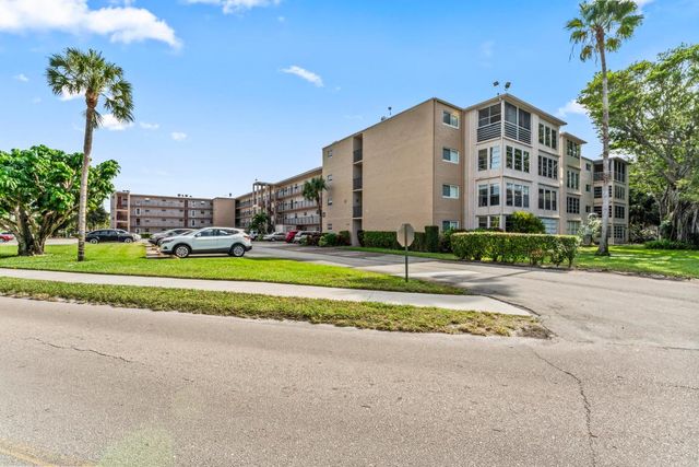 225 Bonnie Boulevard 302, Palm Springs, FL 33461